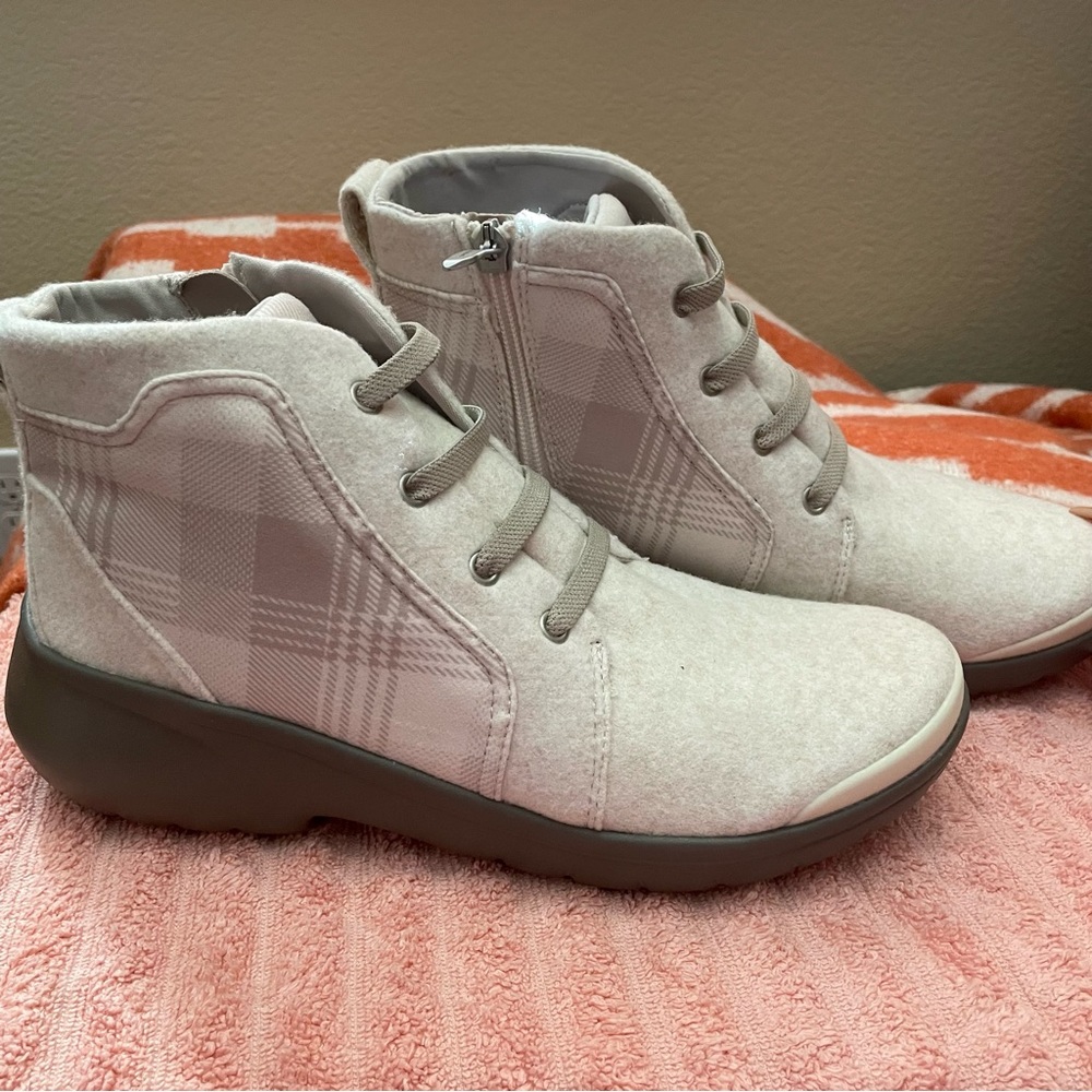 BZEES Boots - Picture 3 of 3